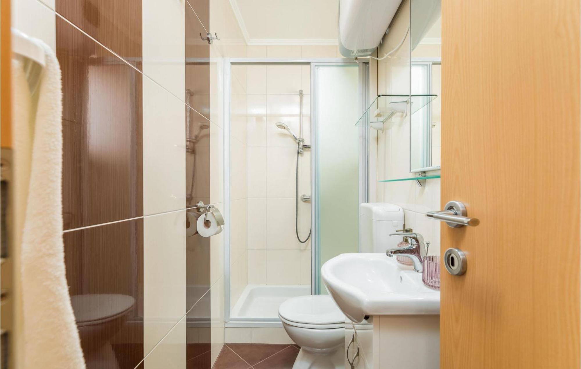 Lovely Apartment In Valbandon With Kitchen 파자나 외부 사진