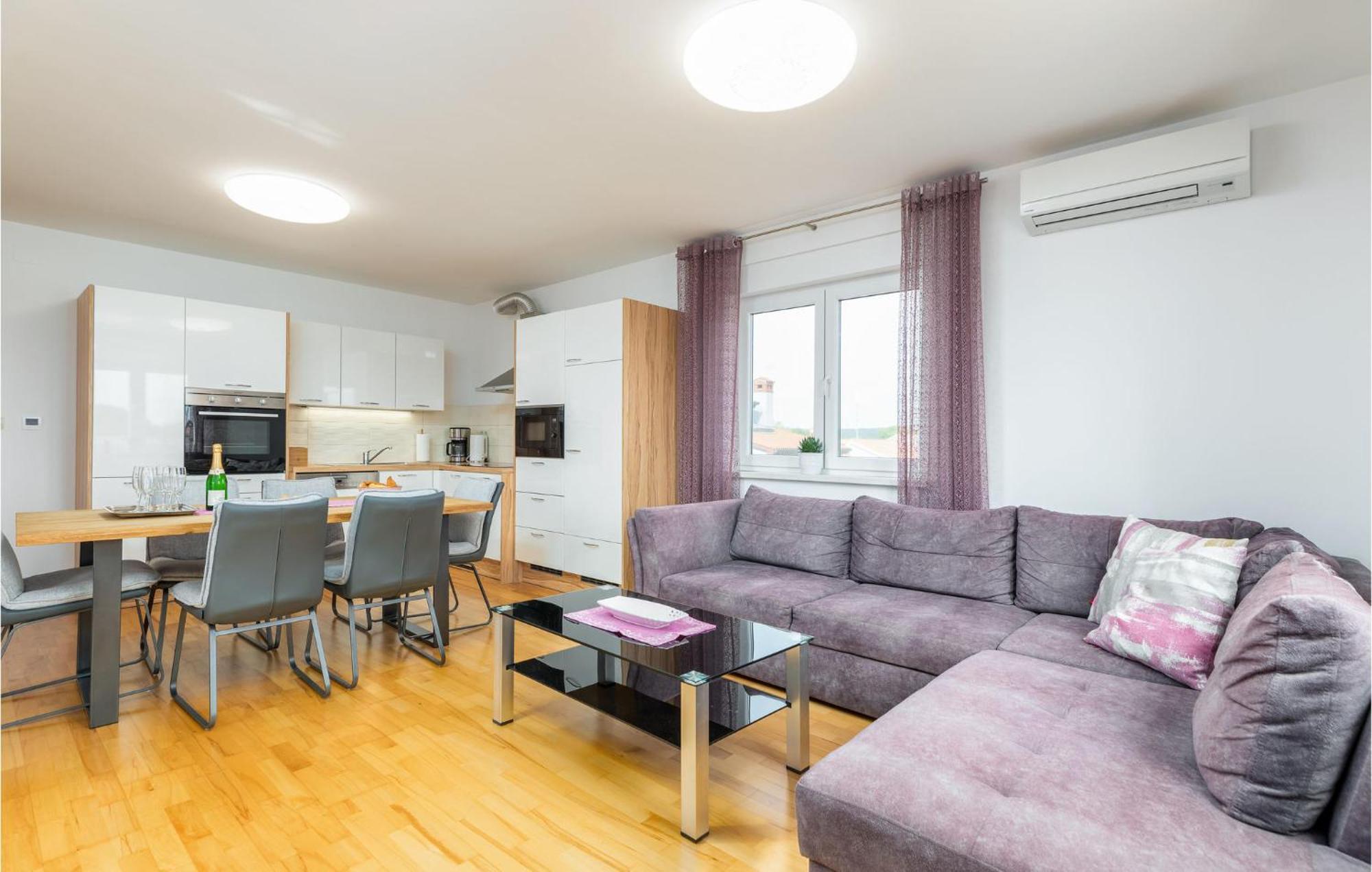 Lovely Apartment In Valbandon With Kitchen 파자나 외부 사진