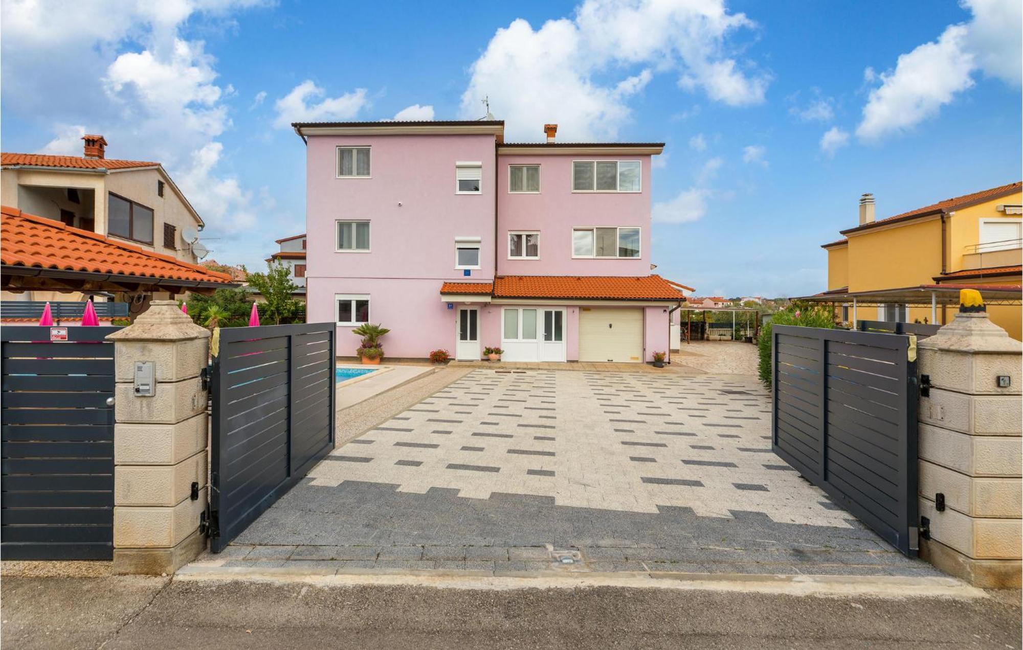Lovely Apartment In Valbandon With Kitchen 파자나 외부 사진