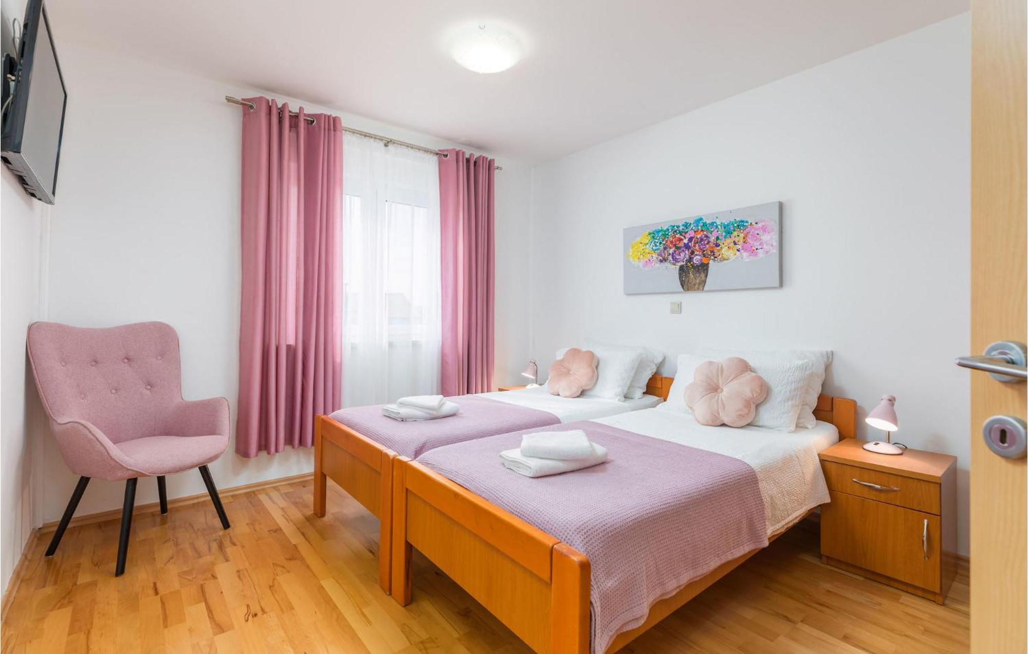 Lovely Apartment In Valbandon With Kitchen 파자나 외부 사진