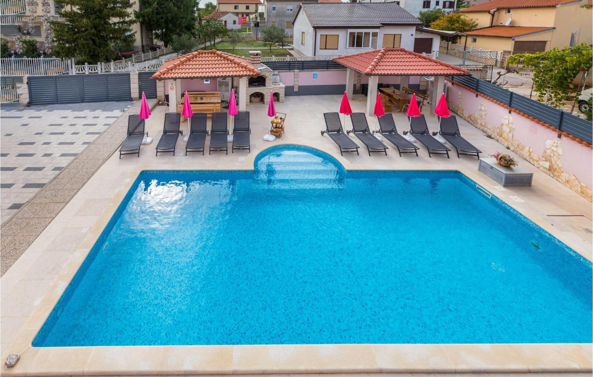Lovely Apartment In Valbandon With Kitchen 파자나 외부 사진